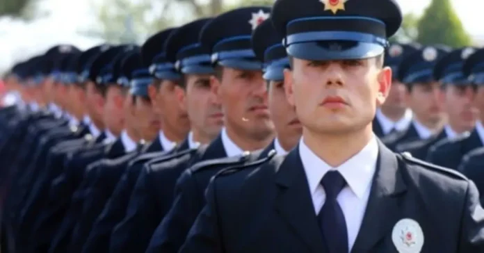 Polislik fiziki yeterlilik sınavı parkurunda koşu yapan bir aday