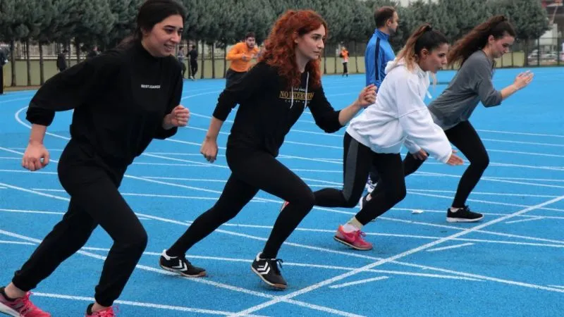 Polislik fiziki yeterlilik sınavı koşu ve dayanıklılık testine katılan adaylar