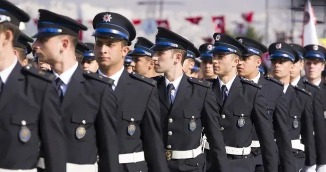 Polislik için ip atlama ve slalom çalışması yapan bir aday