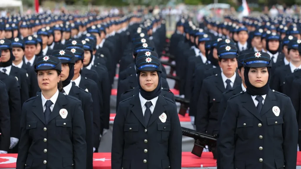 Polislik mülakat sorularına cevap veren bir adayın konuşma anı
