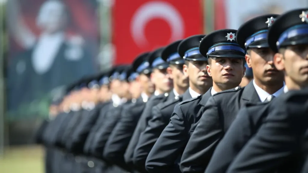 Polis mülakatına hazırlanan bir adayın özgüvenli duruşu
