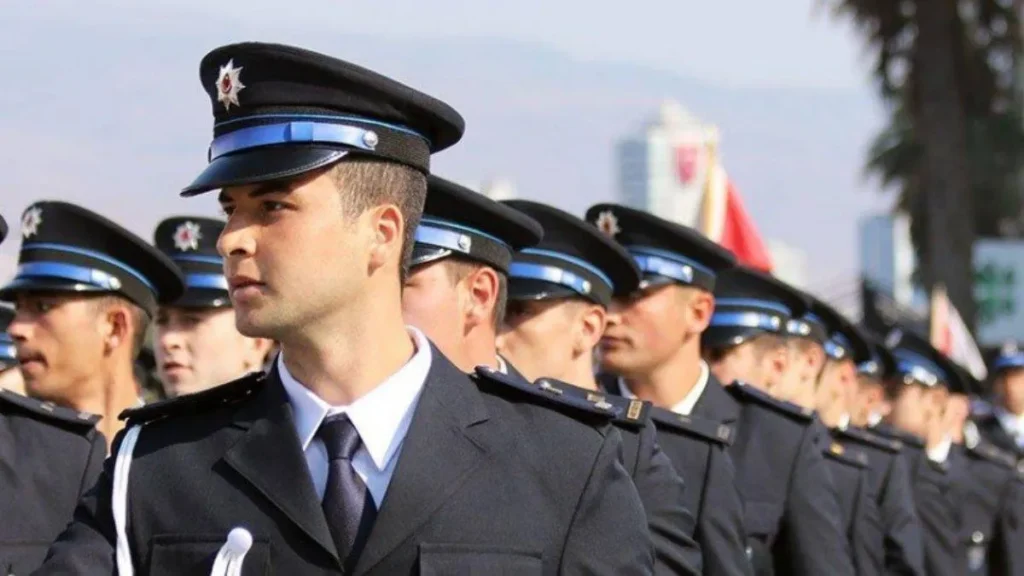 polislik mülakat soruları Polislik mülakatında jüri karşısında konuşan bir adayın sunumu
