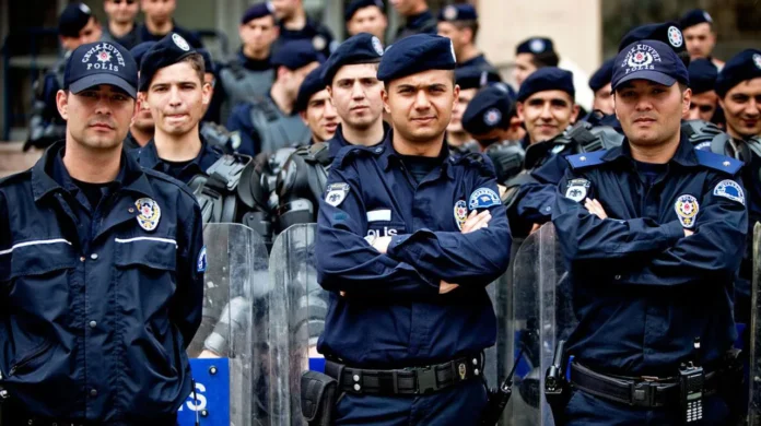 polislik mülakat soruları Polislik mülakatı öncesi hazırlık yapan bir adayın kitapları ve notları